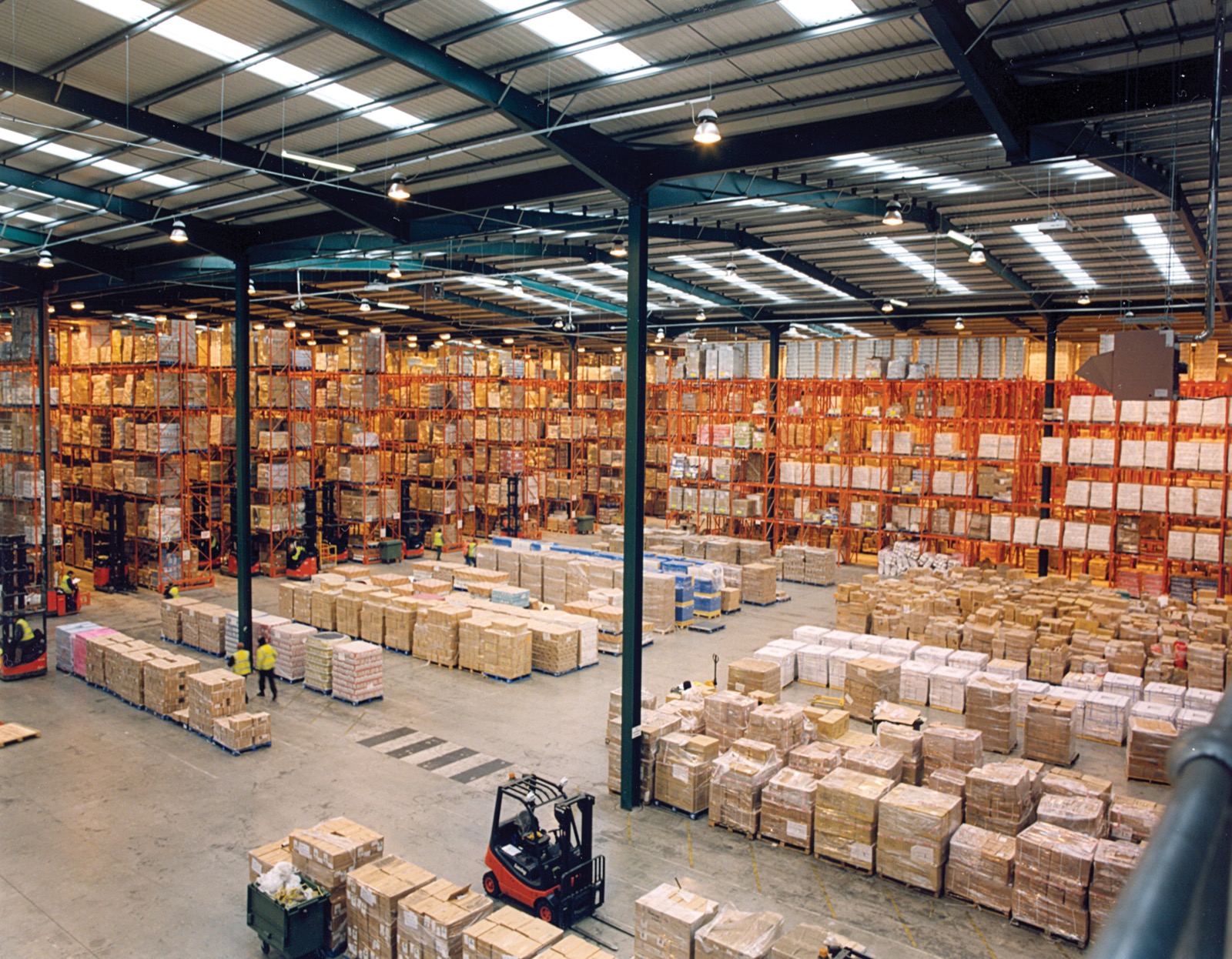 Pallet rack storage system in a warehouse
